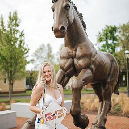 22岁的布莱丁·范·桑特在校园里的马雕像前.